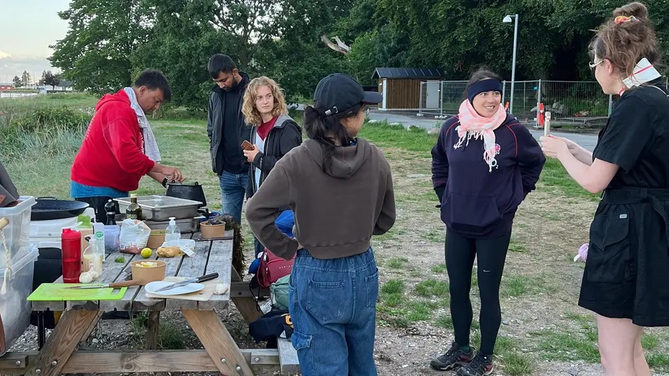 Kursister på tur Gode karakterer i dansk sprog kommer ikke af sig selv. Tag på tur og snak sproget og bliv dygtigere.