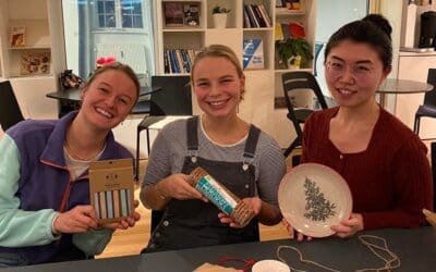 Julehygge med pakkeleg, gløgg og æbleskiver